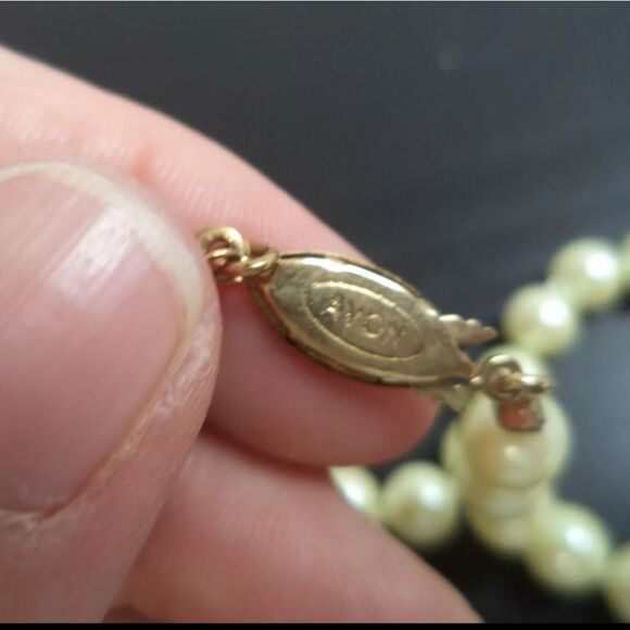 VINTAGE SIGNED AVON IND KNOT YELLOW PEARL 20" NECKLACE - Picture 2 of 2